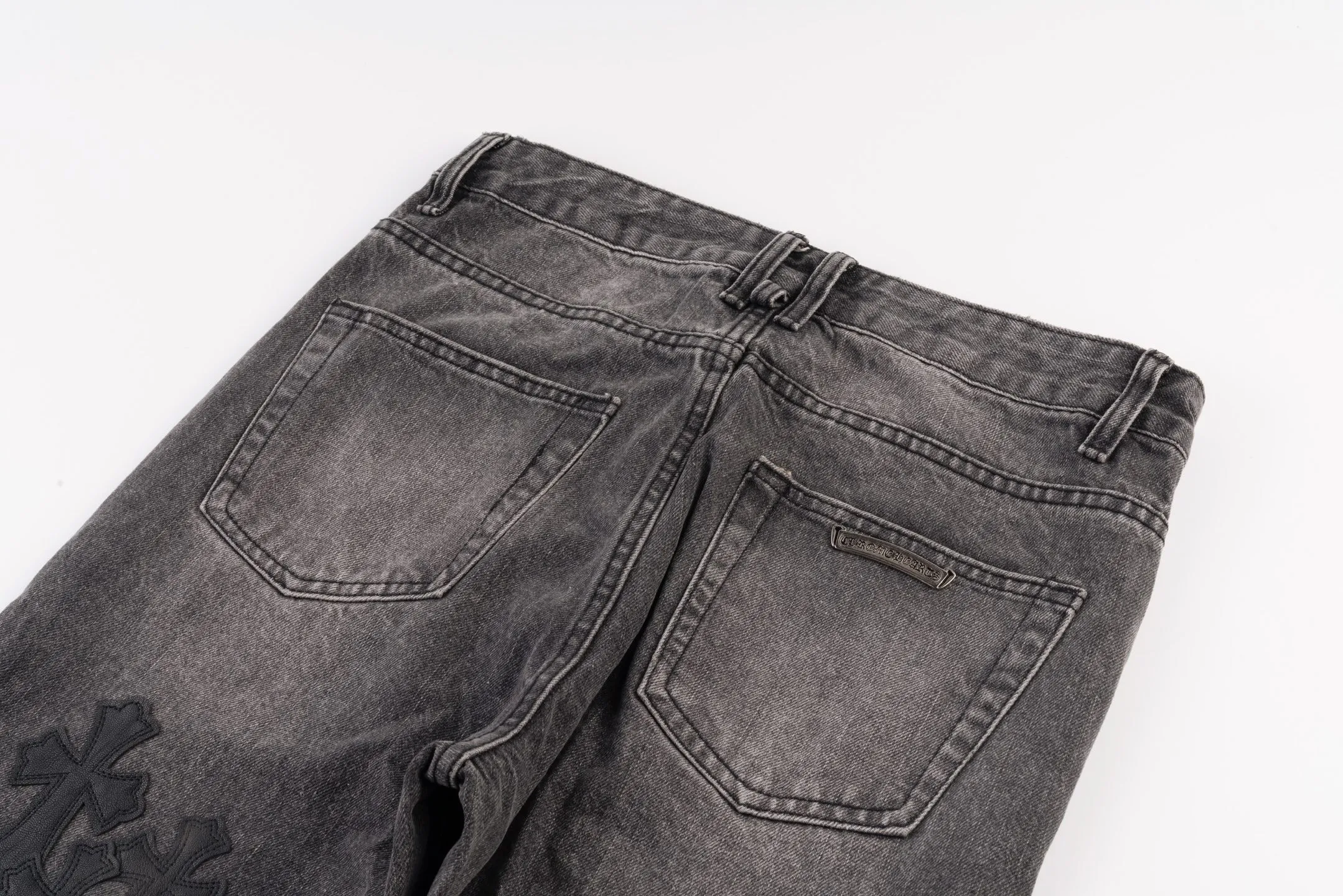 P260 Chrome Hearts Chrome Hearts city limited flame black and white leather jeans need to be washed after the finished product is disassembled and hand-made with sheepskin cross leather and then spliced ​​together. The whole piece has too many craftsmanship to describe. The cabinet price is 16W+, the patchwork is decorated with cross flowers, and the high-waisted washed jeans! ! Absolutely high-end luxury products, 8W+ level god-level single products, super popular products, made with top heavy industry, a magic weapon that cannot be missed. About Kroxin This is an extremely luxurious fashion brand, which can also be called the nobles of the high street. It has always been an exclusive brand for some hipsters or rich second generation. Compared with ordinary high streets, it is more luxurious and noble. Compared with luxury brands, it has a more fashionable personality and has always been a brand that I have a special liking for. Style number: 1566# Color: black Size: 28 30 32 34 36